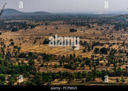 Vue du dessus ou prise de vue aérienne depuis le dessus d'un montagnes rocheuses de champs de riz vert et jaune frais un jour ensoleillé de la saison d'été dans une zone rurale village Banque D'Images