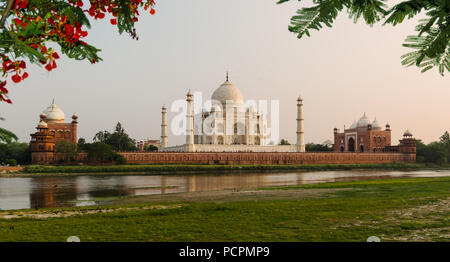 Le Mausolée du Taj Mahal à Agra, Inde, vu de l'autre rive de la rivière Yamuna, près du jardin de la Lune, au coucher du soleil. Banque D'Images