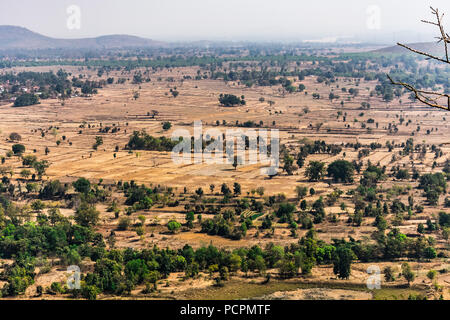 Vue du dessus ou prise de vue aérienne depuis le dessus d'un montagnes rocheuses de champs de riz vert et jaune frais un jour ensoleillé de la saison d'été dans une zone rurale village Banque D'Images