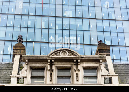 12-10-2017 Londres, Royaume-Uni. Le contraste de l'ancien et de nouveaux immeubles de bureaux. Photo : © Simon Grosset Banque D'Images