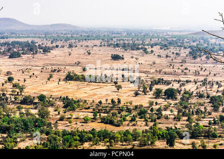 Vue du dessus ou prise de vue aérienne depuis le dessus d'un montagnes rocheuses de champs de riz vert et jaune frais un jour ensoleillé de la saison d'été dans une zone rurale village Banque D'Images