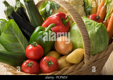 Panier de légumes biologiques frais sain close up Banque D'Images