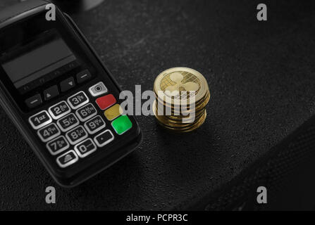 Un tas d'or et les pièces de monnaie Crypto Ondulation terminal de point de vente. Ondulations Cryptocurrency. E-commerce, les affaires, les finances et le paiement bancaire, concept Banque D'Images