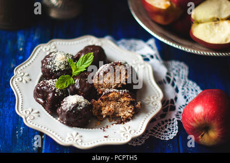 Truffes au chocolat avec apple et la cannelle. Sweet dessert maison handmade Banque D'Images