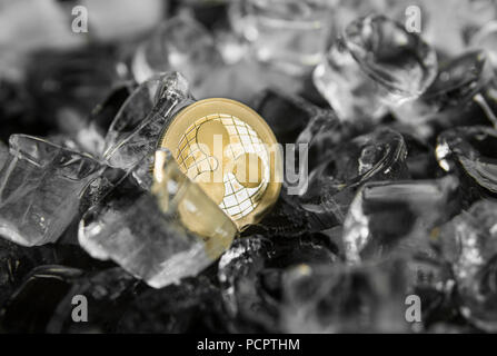 Ondulation or coin sur la glace fond. Gel. Blockchain l'industrie minière. L'argent numérique et virtuelle concept cryptocurrency. Iinvestment. Affaires, commercial Banque D'Images