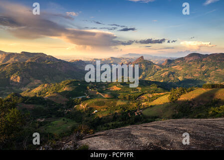 Soirée à Afonso Claudio, Espirito Santo, au Brésil. Vue sur la vallée de la Serra Pelada du haut de la montagne tres Pontoes. Banque D'Images