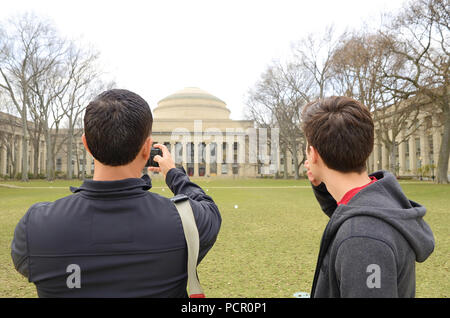 Les touristes visiteurs admirer et photographier le grand dôme au Massachusetts Institute of Technology (MIT) à Cambridge, MA, États-Unis. Banque D'Images