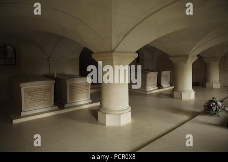 Des sarcophages Duc Maximilien von Hohenberg (1902 - 1962) et son épouse la duchesse Maria Elisabeth von Hohenberg (1904 - 1993) dans la crypte familiale sous le château d'Artstetten (Artstetten-pöbring Artstetten-Pöbring Haus) dans la région de Basse-Autriche (Autriche). Duc Maximilien von Hohenberg est le fils aîné de l'archiduc François-Ferdinand d'Autriche et son épouse la duchesse Sophie von Hohenberg qui ont été assassinés à Sarajevo le 28 juin 1914. Des sarcophages duc Ernst von Hohenberg et son épouse la duchesse Marie von Hohenberg sont vus dans l'arrière-plan. Banque D'Images