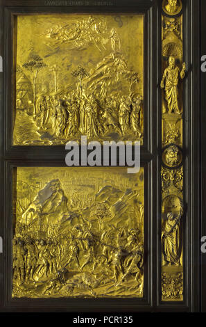 Histoire de Moïse (ci-dessus) et l'histoire de David et Goliath (ci-dessous) décrit dans les panneaux de bronze doré de la Portes du Paradis (Porta del Paradiso) conçu par l'Italien Lorenzo Ghiberti sculpteur du début de la Renaissance pour le baptistère de Florence (Battistero di San Giovanni), maintenant exposée dans le Museo dell'Opera del Duomo (Musée de l'Œuvre de la cathédrale de Florence) à Florence, Toscane, Italie. Les Israélites traversent la mer Rouge (L) et Moïse reçoit les Dix Commandements de Dieu sur le mont Sinaï (ci-dessus) sont représentés dans le panneau au-dessus. Banque D'Images