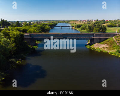 Les ponts de chemin de fer et l'automobile de l'autre côté de la rivière Matyra en Gryazi ville de Russie Banque D'Images