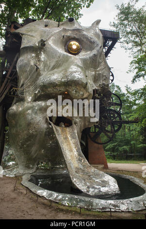 Kinetic sculpture monumentale Le Cyclop conçue par le sculpteur suisse Jean Tinguely en coopération avec le sculpteur français Niki de Saint Phalle, de 1969 à 1994 dans la forêt à côté du village de Milly-la-Forêt dans l'Essonne, la Région Île-de-France, France. Banque D'Images