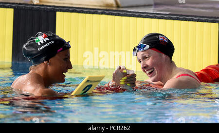 La société britannique Hannah Miley (à droite) célèbre après avoir remporté la médaille de bronze au 400m quatre nages individuel Women's Final avec médaille d'argent Ilaria Cusinato (à gauche) au cours de la deuxième journée des Championnats d'Europe 2018 au Centre International de Natation Tollcross, Glasgow. Banque D'Images