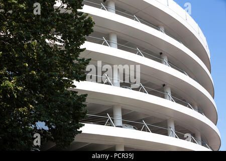 FRANCE, TOULOUSE - Juillet 9, 2018 : Détail de la spirale restauré parking Les Carmes, avec un ciel bleu. Banque D'Images