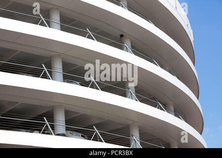 FRANCE, TOULOUSE - Juillet 9, 2018 : Détail de la spirale restauré parking Les Carmes, avec un ciel bleu. Banque D'Images