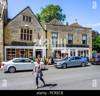 Étranges inclinaisons windows dans l'historique ville de Cotswold Bourton on the Water dans le Gloucestershire, Royaume-Uni le 3 août 2018 Banque D'Images