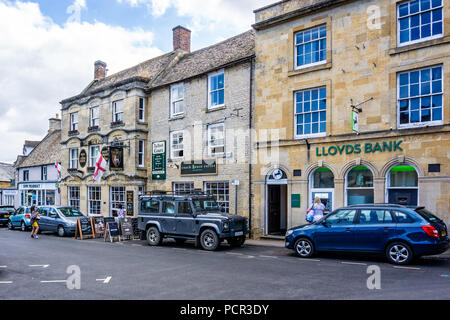 Rues et boutiques dans l'historique ville de Cotswold Bourton on the Water dans le Gloucestershire, Royaume-Uni le 3 août 2018 Banque D'Images