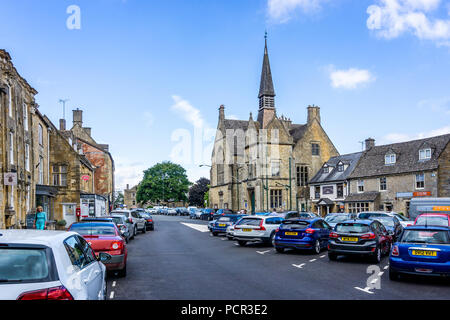 Rues et boutiques dans l'historique ville de Cotswold Bourton on the Water dans le Gloucestershire, Royaume-Uni le 3 août 2018 Banque D'Images