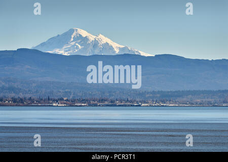 Mt Baker de l'autre côté de Bellingham Bay, Washington. Mont Baker se lève derrière Bellingham Bay dans l'État de Washington. Banque D'Images