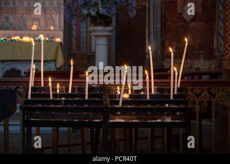 FRANCE, TOULOUSE - Juillet 9, 2018 : Mince ou votives bougies de prière dans la basilique de Saint-Sernin. Banque D'Images