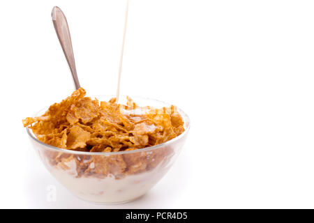 Verser le lait sur cornflakes isolated on white Banque D'Images