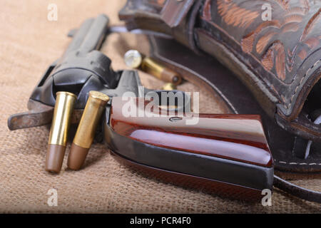 Close up of a Western six shooter revolver à balles d'unet d'étui en cuir Banque D'Images