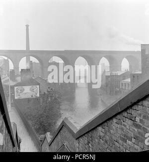 Viaduc Ferroviaire, Stockport, Greater Manchester, 1954. Artiste : Eric de Maré. Banque D'Images