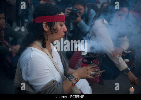 Woman hold a candle light vigil pour tué des militants qui ont été tués depuis la signature des accords de paix en Colombie Banque D'Images