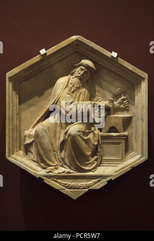 Le grec ancien mathématicien Pythagore comme personnification de l'astrologie ou l'harmonie décrite dans le relief hexagonal par Renaissance Italienne sculpteur Luca della Robbia (1437-1439) de l'hôtel Campanile de Giotto (Campanile de Giotto), maintenant exposée dans le Museo dell'Opera del Duomo (Musée de l'Œuvre de la cathédrale de Florence) à Florence, Toscane, Italie. Banque D'Images