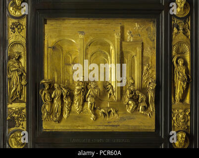 Histoire de Jacob et Esaü représentée dans le panneau en bronze doré de la Portes du Paradis (Porta del Paradiso) conçu par l'Italien Lorenzo Ghiberti sculpteur du début de la Renaissance pour le baptistère de Florence (Battistero di San Giovanni), maintenant exposée dans le Museo dell'Opera del Duomo (Musée de l'Œuvre de la cathédrale de Florence) à Florence, Toscane, Italie. Esaü et son chien de chasse d'être envoyé par son vieux père aveugle et Isaac de chasser pour le cerf (L) et Esaü vendant son droit d'aînesse à son frère cadet Jacob (R) sont représentés dans le panel. Banque D'Images