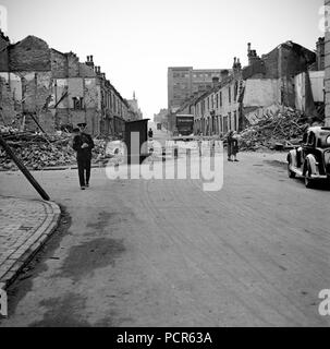 Dommages causés par les bombes pendant la guerre, Long Acre, Nechells, Birmingham, West Midlands, la seconde guerre mondiale, le 29 juillet 1942. Artiste : James Nelson. Banque D'Images