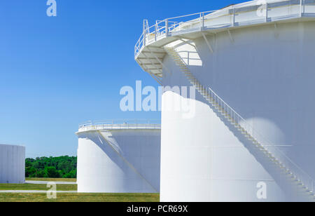 Les réservoirs de stockage de carburant, New Jersey USA Banque D'Images