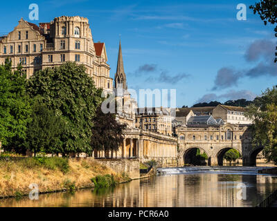 Baignoire, baignoire Angleterre Tourisme, vue du pont Pulteney et rivière Avon dans le centre de Bath Banque D'Images