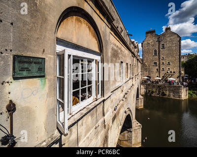 Tourisme - Bath Pulteney Bridge dans le centre historique de Bath, Somerset, Royaume-Uni. Le pont a été achevé en 1774, conçu par Robert Adam - style palladien Banque D'Images