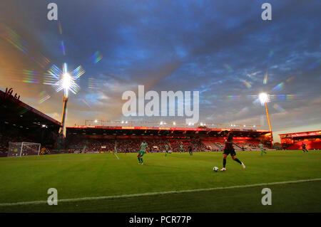 Une vue générale de jouer alors que le soleil se couche sur la vitalité Stadium lors de la pré-saison friendly au stade de vitalité, de Bournemouth. Banque D'Images