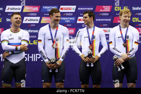 Pays-bas' Nils Van 't Hoenderdaal, Allemagne Stefan Botticher, Timo Bichler et Joachim Eilers sur le podium lors de la deuxième journée du championnat d'Europe 2018 au vélodrome Sir Chris Hoy, Glasgow Banque D'Images