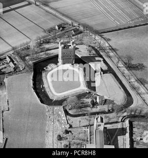 Tattershall Castle, Lincolnshire, 1951. Artiste : Aerofilms. Banque D'Images