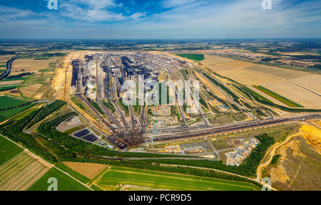 Brown coal mine Garzweiler I, avec la nouvelle autoroute sortie A44 et A61 près de Bedburg, Titz, Rhénanie du Nord-Westphalie, Allemagne, Banque D'Images