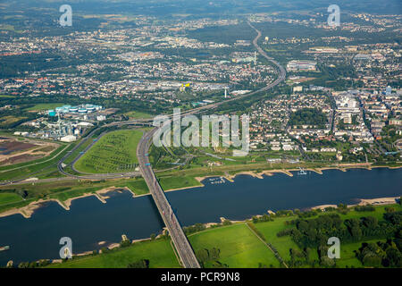 La section d'autoroute entre l'échangeur de l'autoroute et Leverkusen pont sur le Rhin de l'A1, Rhénanie, Leverkusen, Rhénanie du Nord-Westphalie, Allemagne Banque D'Images