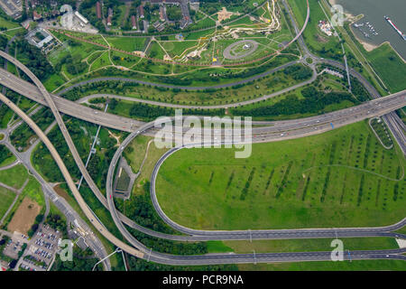 La section d'autoroute entre l'échangeur de l'autoroute et Leverkusen pont sur le Rhin de l'A1, Rhénanie, Leverkusen, Rhénanie du Nord-Westphalie, Allemagne Banque D'Images