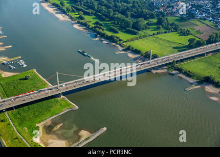 La section d'autoroute entre l'échangeur de l'autoroute et Leverkusen pont sur le Rhin de l'A1, Rhénanie, Leverkusen, Rhénanie du Nord-Westphalie, Allemagne Banque D'Images