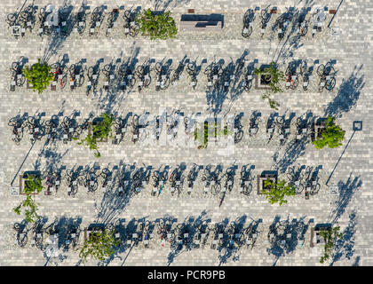 Des Vélos à des élèves du secondaire de l'am Gymnasium Place du marché sur la place du marché, vélo, location parking, Bünde, à l'Est de la Westphalie, Rhénanie-Palatinat, Allemagne Banque D'Images