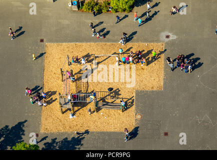 De l'école avec matériel d'escalade, jeux pour enfants, pause, pause de l'école, l'école centre north, Bünde, à l'Est de la Westphalie, Rhénanie-Palatinat, Allemagne Banque D'Images