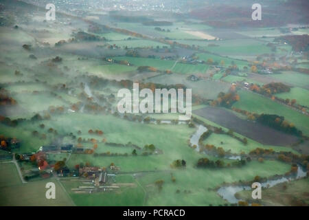 Au cours de la brume du matin, Lippewiesen Lippe Meadows, marsh, paysage, rivière sinueuse matin humeur, Bergkamen, Ruhr, Rhénanie du Nord-Westphalie, Allemagne Banque D'Images