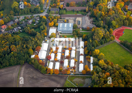 L'école de police de Bork avec hébergement à des réfugiés les feuilles d'automne, les tentes, crise des réfugiés, Selm, Münsterland, Rhénanie du Nord-Westphalie, Allemagne Banque D'Images