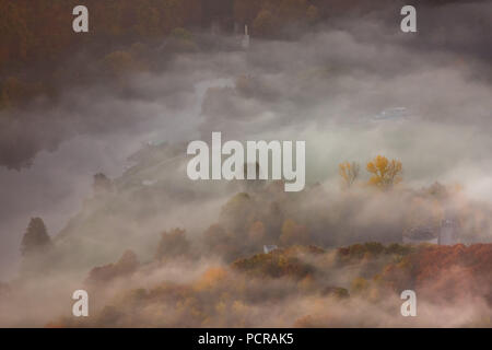 Ruine Hardenstein dans le brouillard. Brume sur la Ruhr, le matin plus de l'humeur avec des bancs de brouillard, Witten Witten, Ruhr, Rhénanie du Nord-Westphalie, Allemagne Banque D'Images