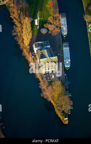 Ruhr dans la lumière arrière, maison Ruhrnatur, Ruhr island road, verrouillage de la Ruhr, Franky's poste d'eau, vallée de la Ruhr, Mülheim an der Ruhr, Ruhr, Rhénanie du Nord-Westphalie, Allemagne Banque D'Images