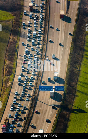 Embouteillage sur le pont de l'A40, en face de pont du Rhin, fermé à la circulation lourde, Duisburg, Ruhr, Rhénanie du Nord-Westphalie, Allemagne Banque D'Images