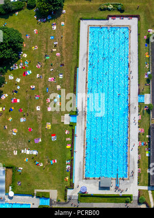 Piscine extérieure Werne avec piscine, pataugeoire et un espace de bronzage avec l'ombre, de la Ruhr, Bochum, Rhénanie du Nord-Westphalie, Allemagne Banque D'Images