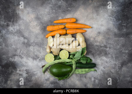 Le jour de l'indépendance de l'Inde 15 août concept : drapeau national indien tricolor de légumes. Vue d'en haut. Fond gris Banque D'Images