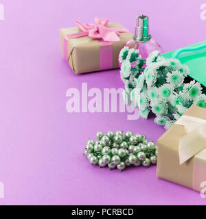 Le surréalisme avec les boîtes de composition décorative fleurs cadeaux bijoux femme shopping maison de fond bleu. L'affiche de la fête de l'espace de copie Banque D'Images